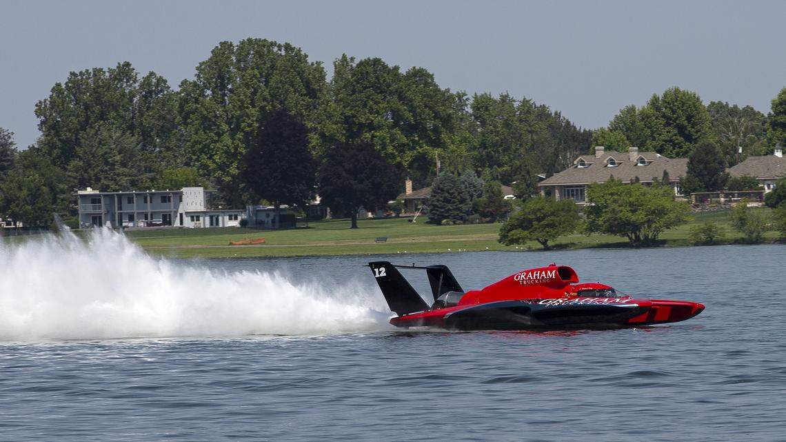 Hydroplane racing teams rev up on the chilly Columbia River for a preseason testing