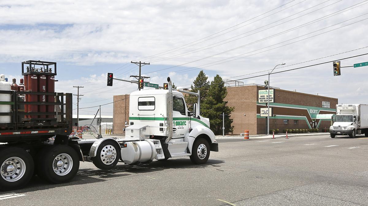A federal mediator will meet with representatives from Oxarc Inc. and the Teamsters Union after about 25 drivers in Pasco, Yakima and Spokane voted to authorize a strike over reduced sick days.