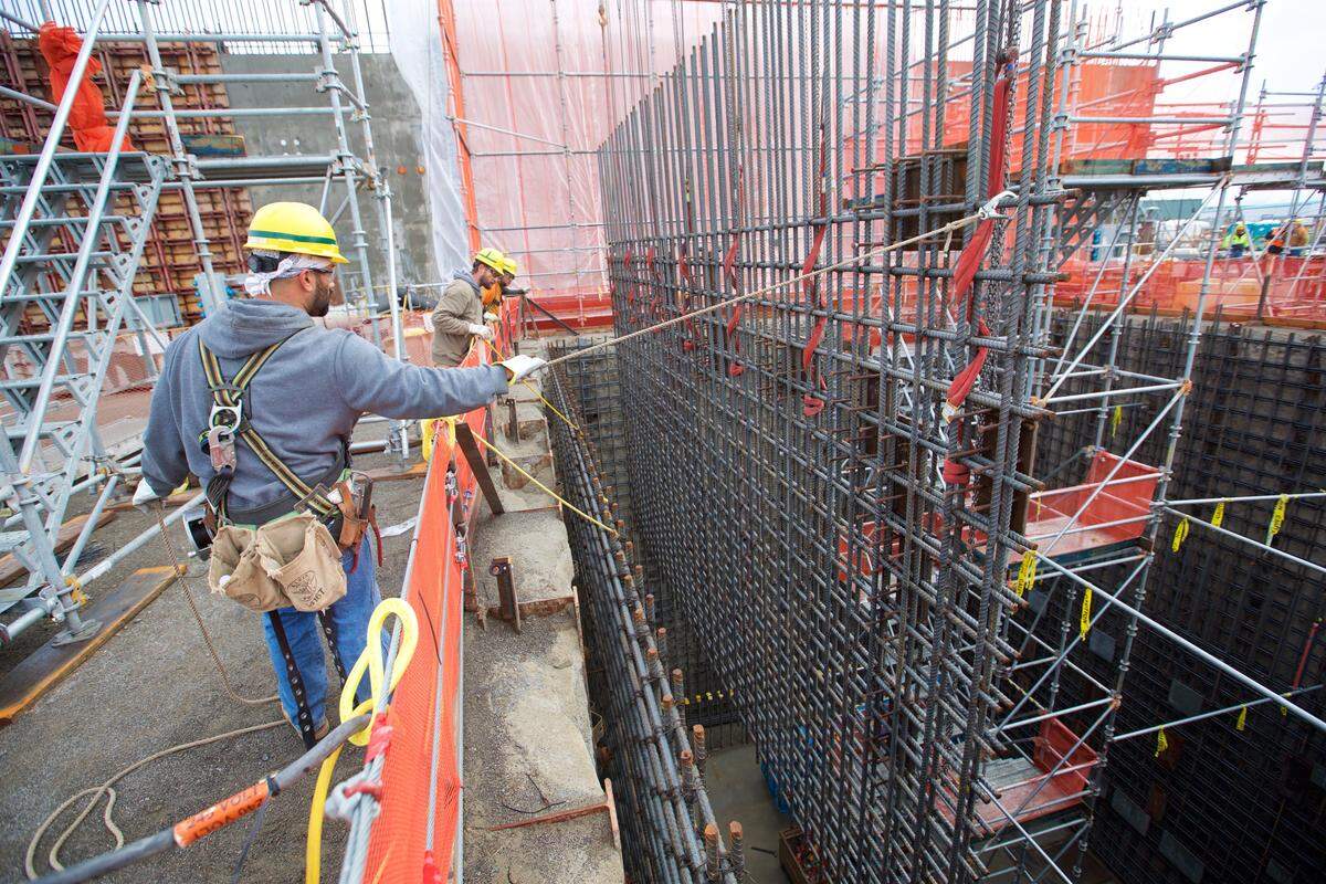 Employees lower a rebar curtain into place at the Effluent Management Facility at the Hanford vitrification plant.