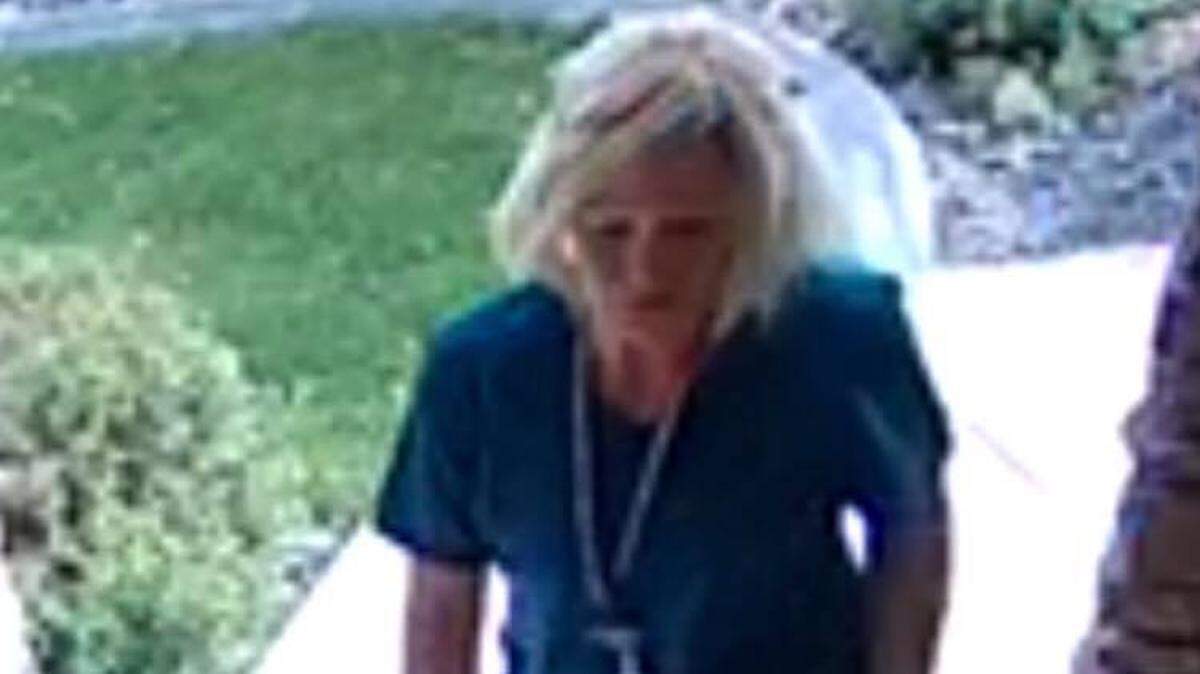 Kennewick police are searching for two women dressed in scrubs who stole packages from homes.