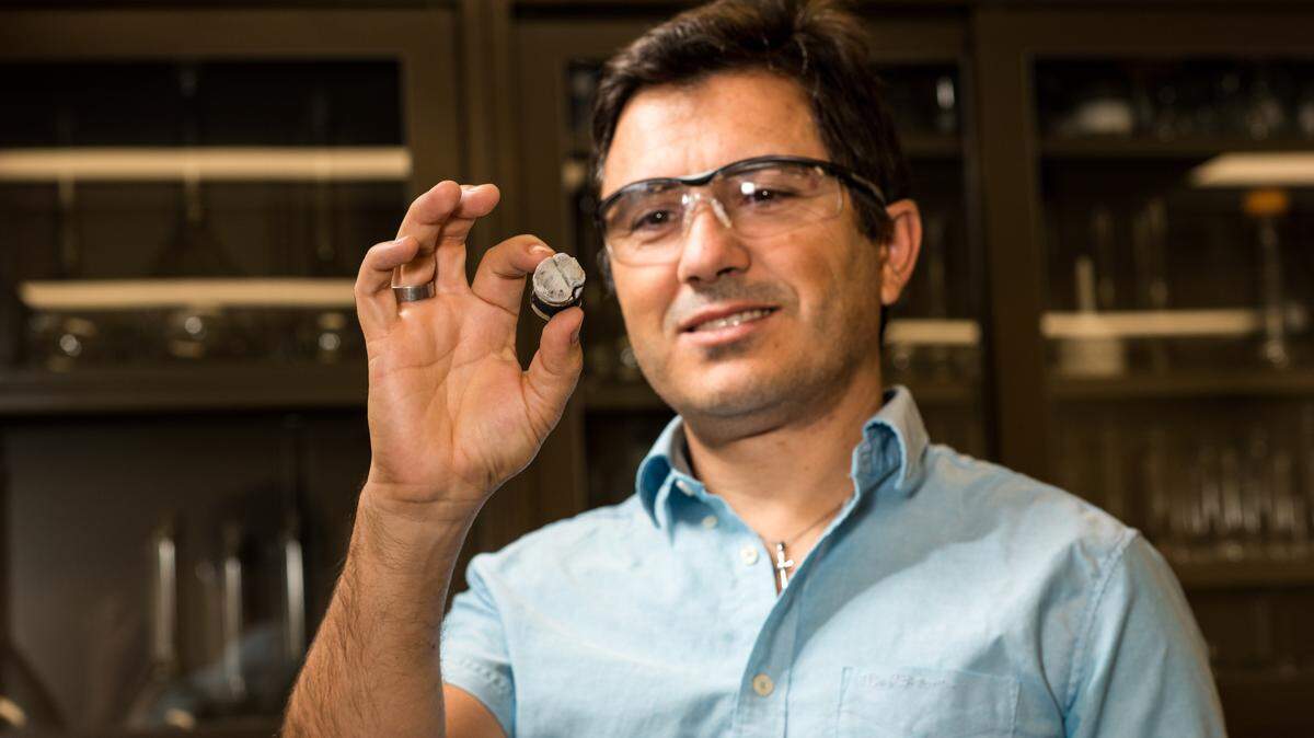 Pacific Northwest National Laboratory project manager Carlos Fernandez and his colleagues are studying how adding a small amount of polymers to cement results in self-healing and re-adhering properties that make it possible to extend the cement’s life and reduce risk of failure.