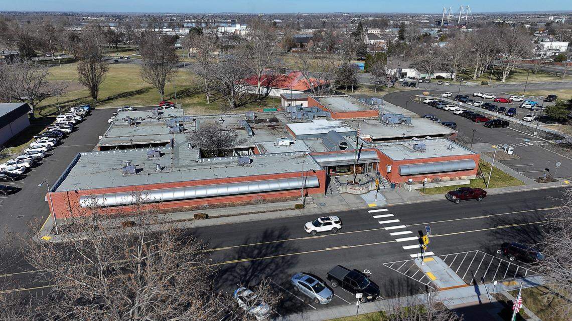 Does Kennewick need a new city hall? Designer hired to study the options