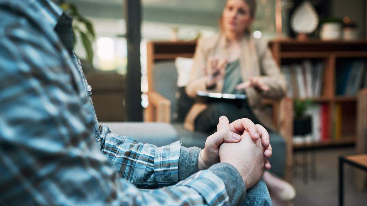 A new program is offering free online therapy for youth and young adults in Benton County.