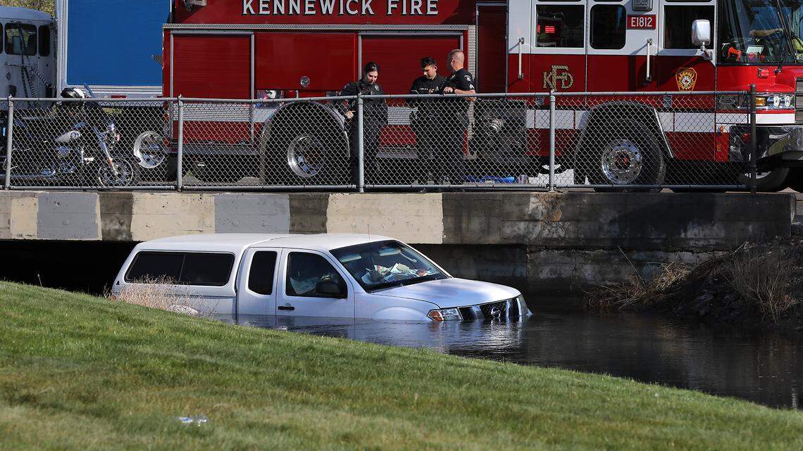 Firefighters rescue driver from Kennewick canal after medical emergency
