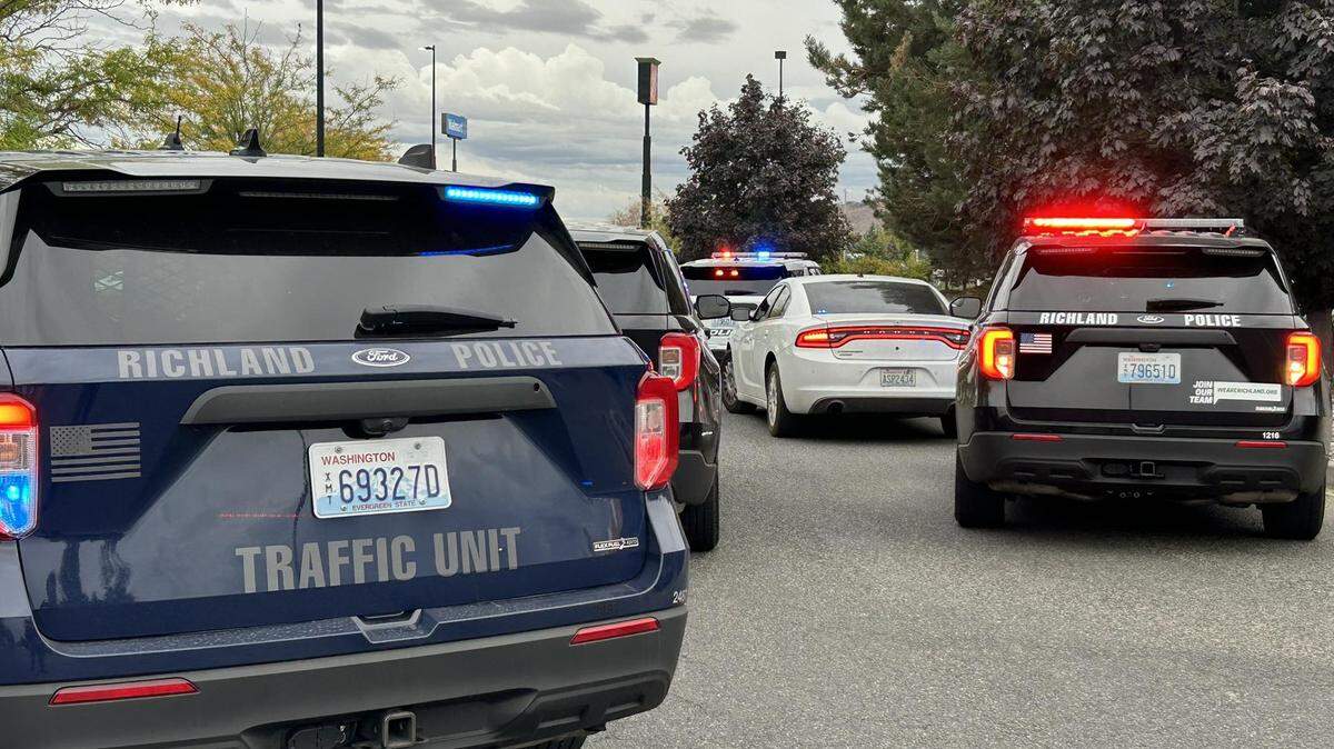 A 17-year-old was arrested after threatening two shoppers outside of the Richland Walmart.
