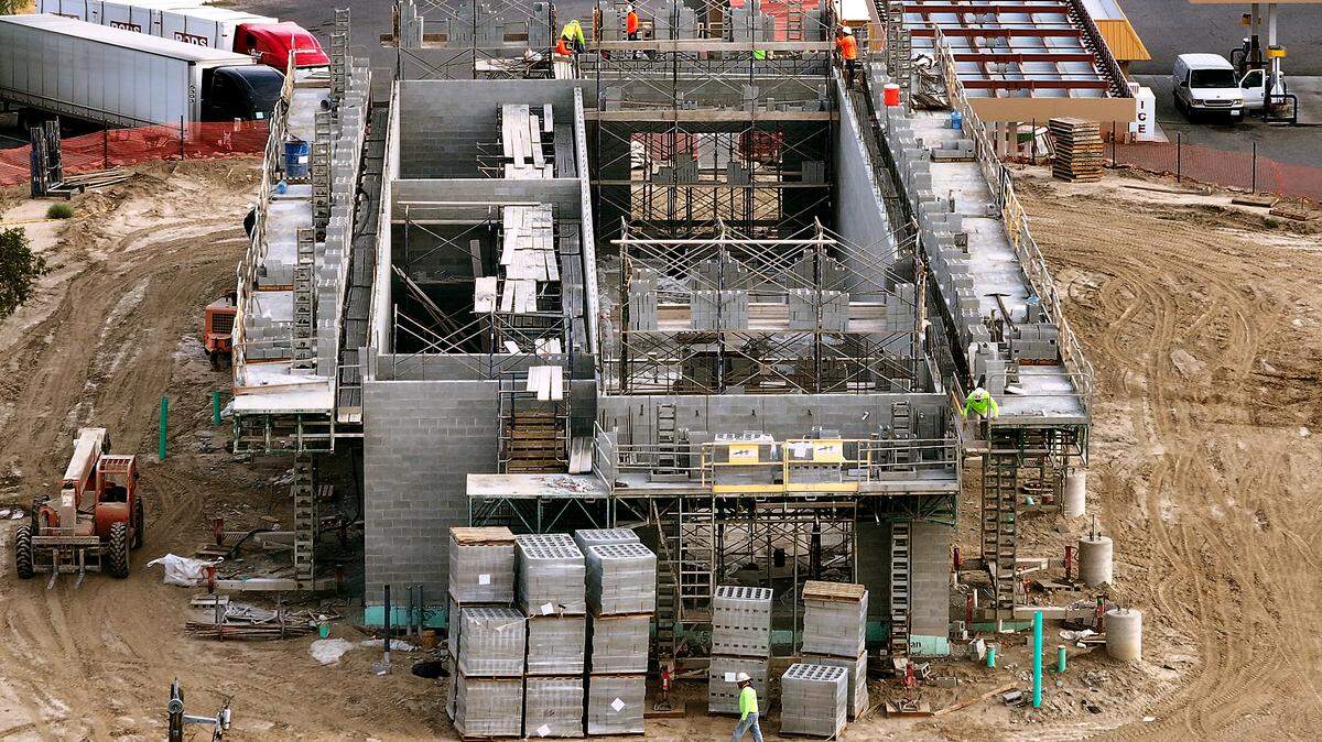 What’s being built there? Panera’s neighbor, $14M apartments, huge I-90 project