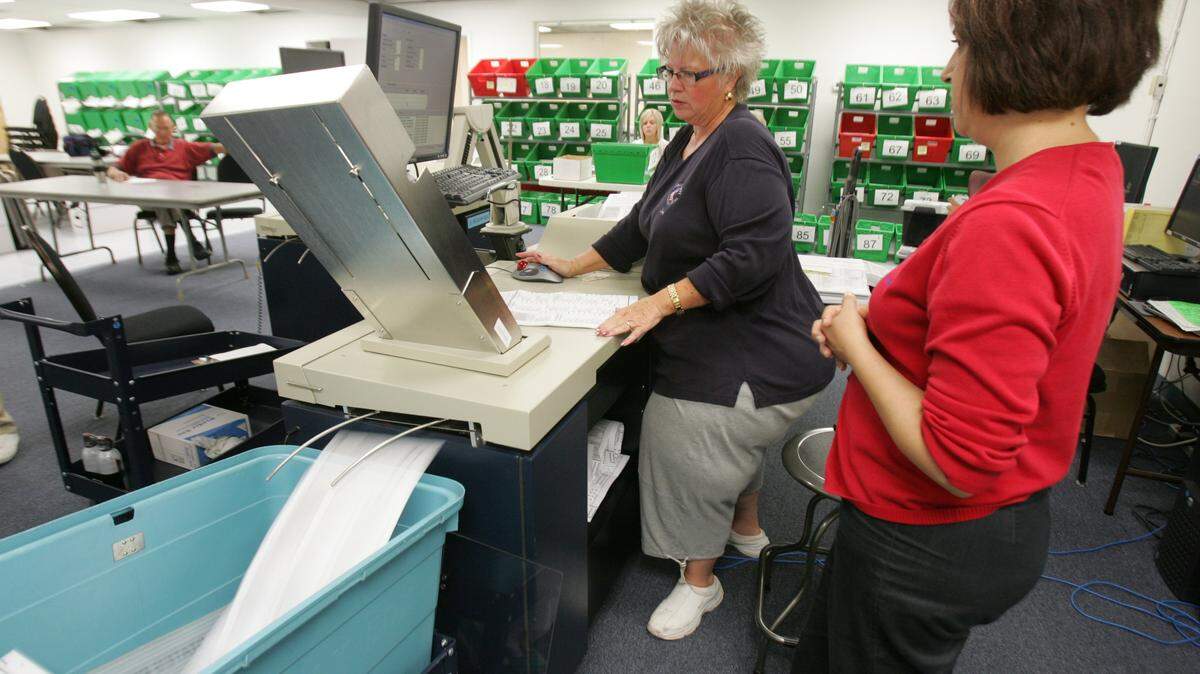 Former Franklin County Auditor Zona Lenhart, left, died Tuesday in Pasco. She was 66.