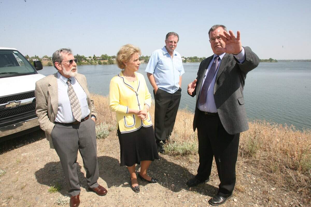 Jim Watts, in the background, was past president of The Friends of the Hanford Reach in 2007 when then-Washington Gov. Chris Gregoire met with Ron Hicks, executive director of the Reach, right, to review a proposed site for the interpretive center.