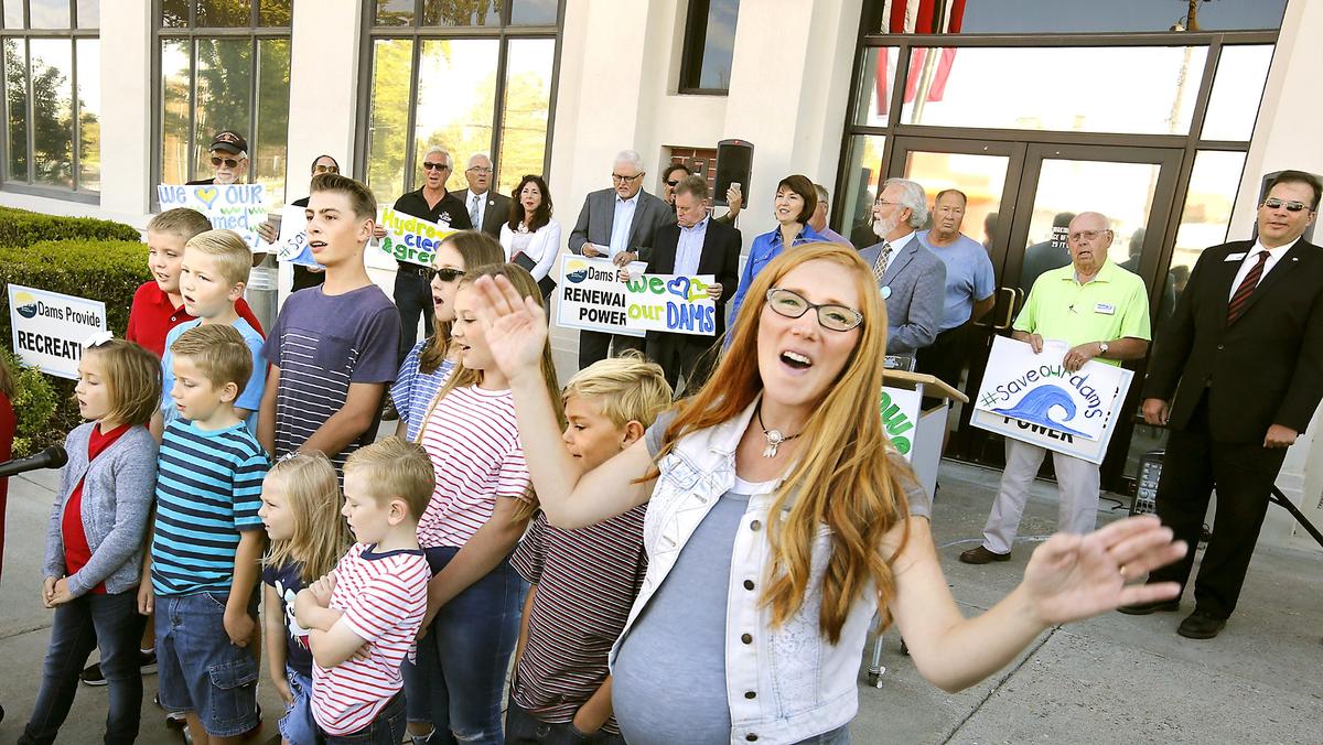 Musical director Brook Black of Pasco leads a rendition of “Roll On, Columbia, Roll On” with her youth singing group called the Music Notes during a community rally Monday for the Columbia and Snake river dams prior to the U.S. House Natural Resources Committee field hearing at Pasco City Hall. Watch a video at: tricityherald.com/video