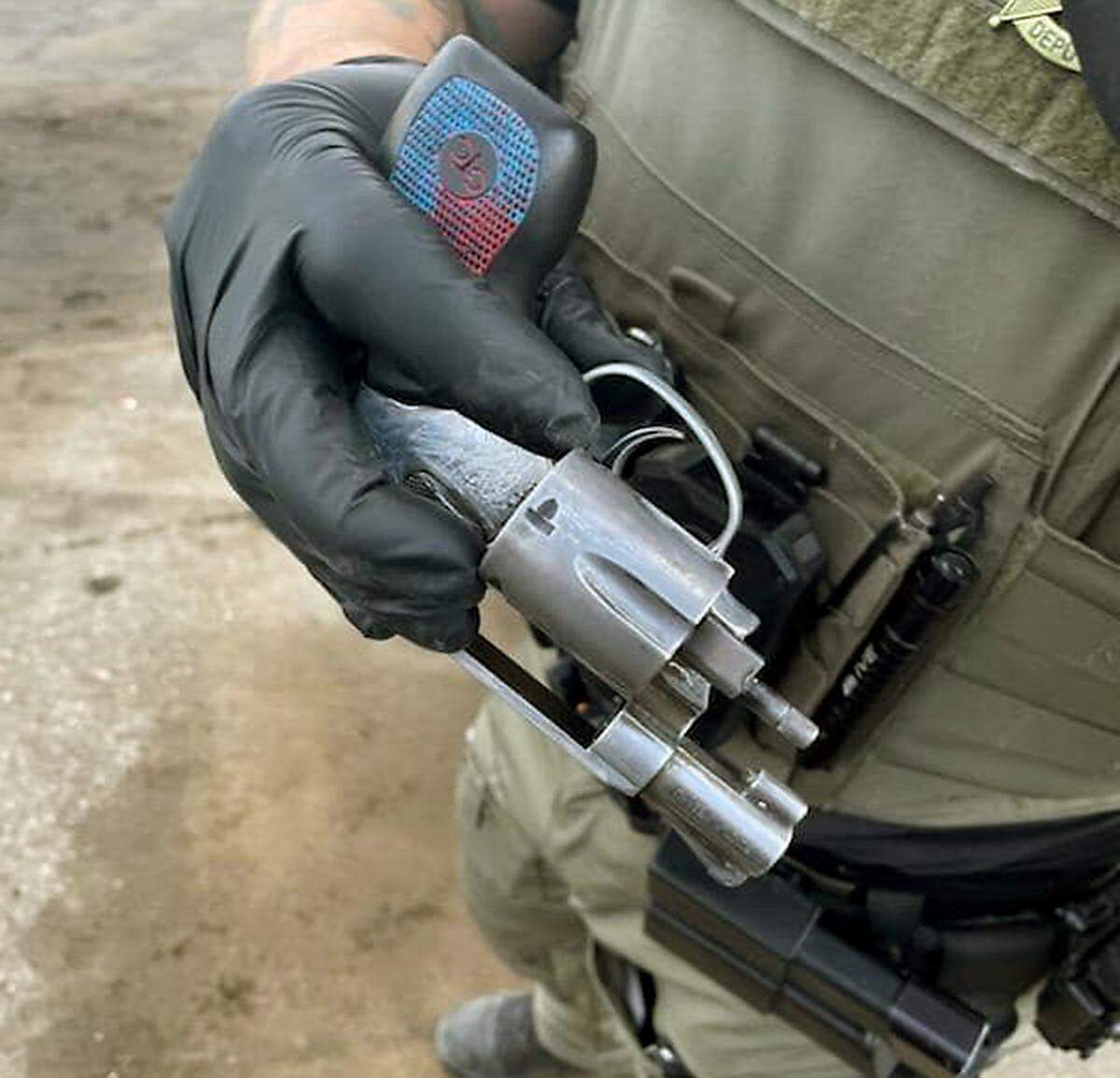 Benton County sheriff’s deputies discovered three guns after arresting Hector Flores. The 28-year-old man fled from police twice on Tuesday.