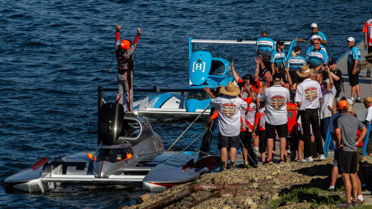 H1 unlimited hydroplane U-9 Pinnacle Peak Consulting driver Corey Peabody wins the final race of the 2021 HAPO Columbia Cup in Tri-Cities.