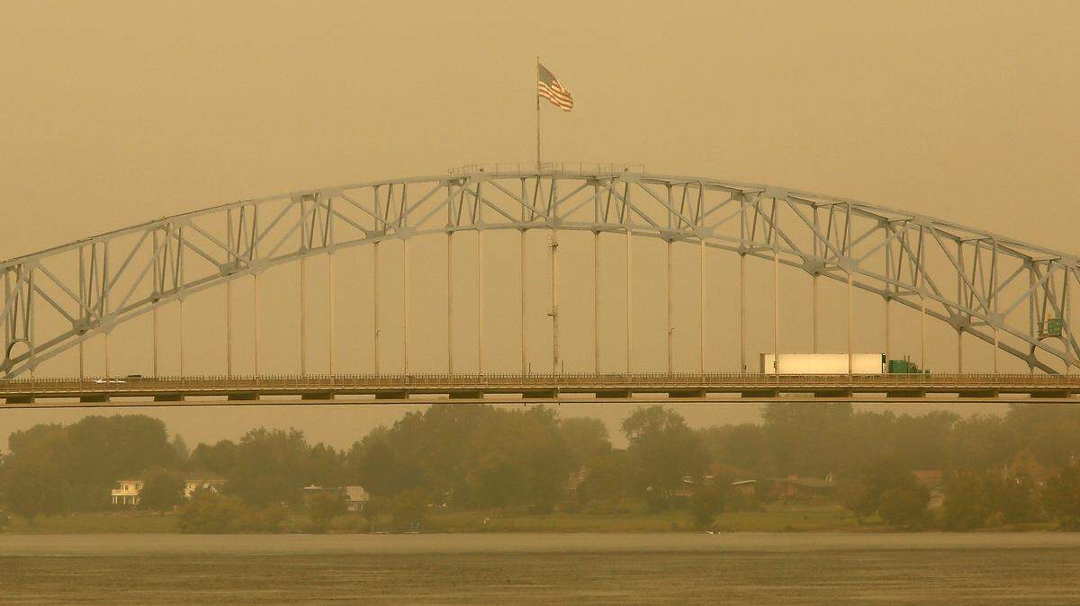 Wildfire smoke from around the region reduced visibility and caused unhealthy air quality around the Mid-Columbia.