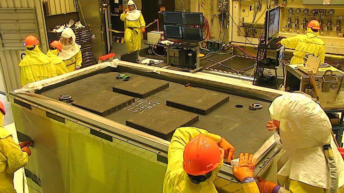 Workers with Hanford’s CH2M Hill Plateau Remediation Co. have removed removed, packaged and shipped contaminated waste from the 324 Building, which sits over a radioactive spill.