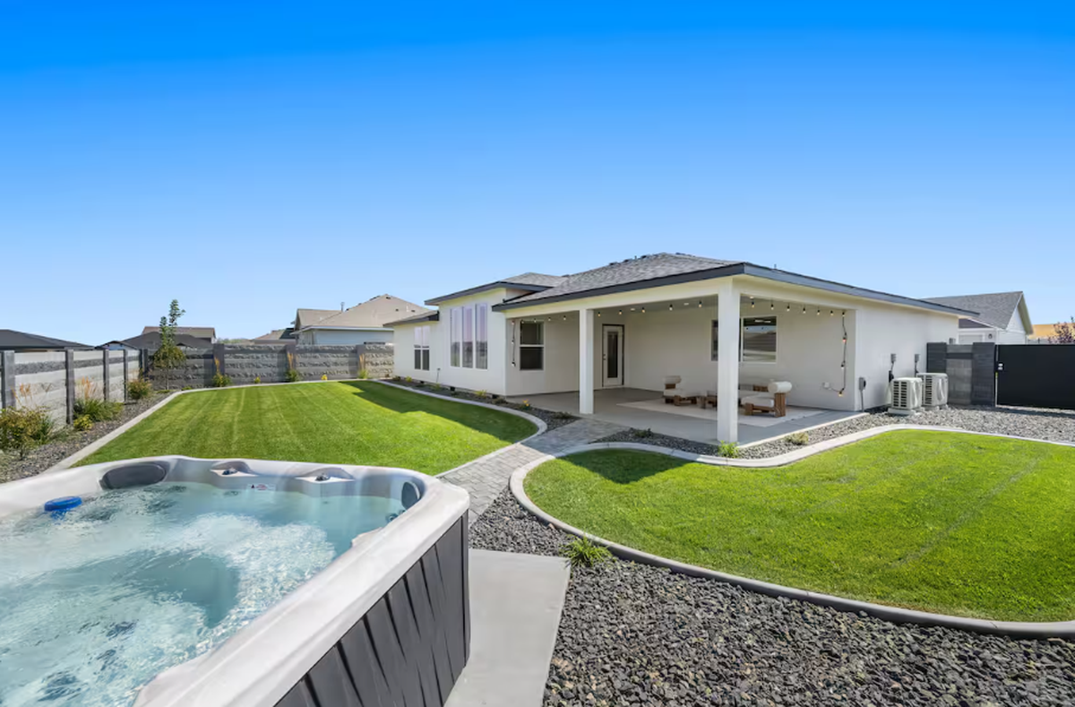 The backyard at the Icon Escape Airbnb rental in Kennewick.