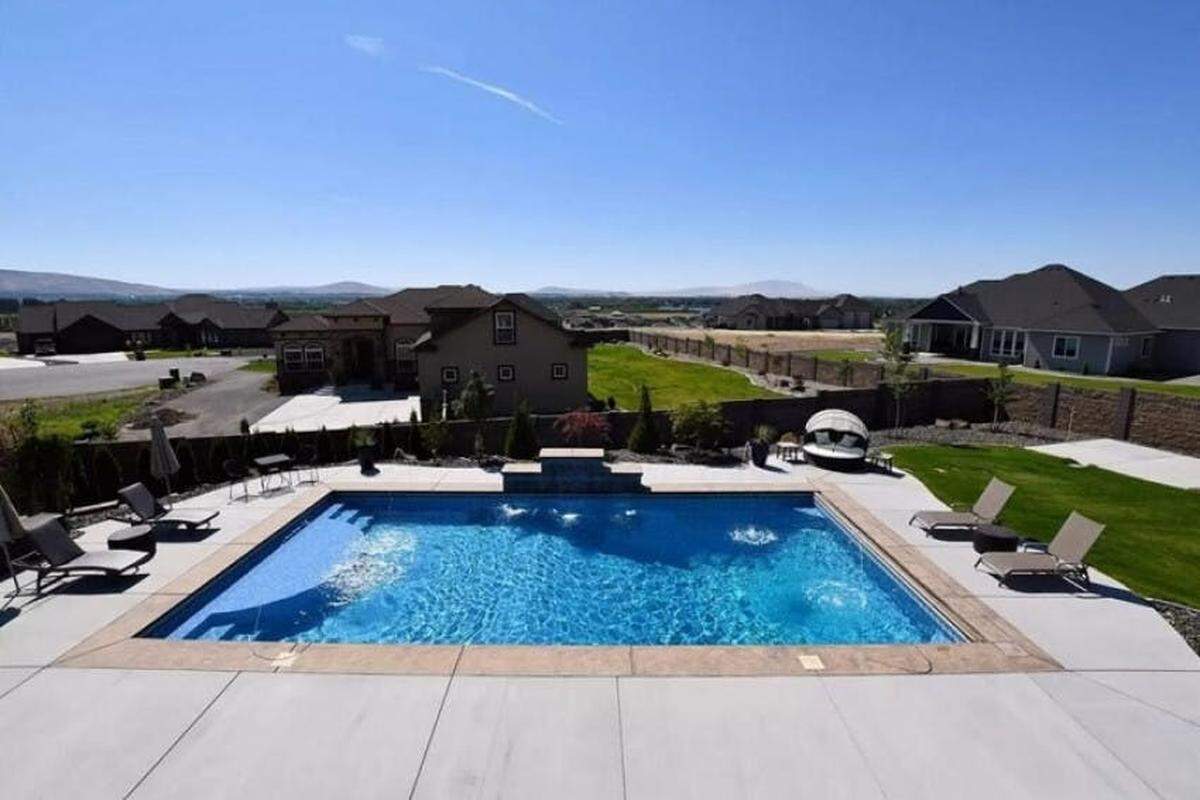 This Pasco pool is available to rent by the hour through Swimply and accommodates up to 50 guests.