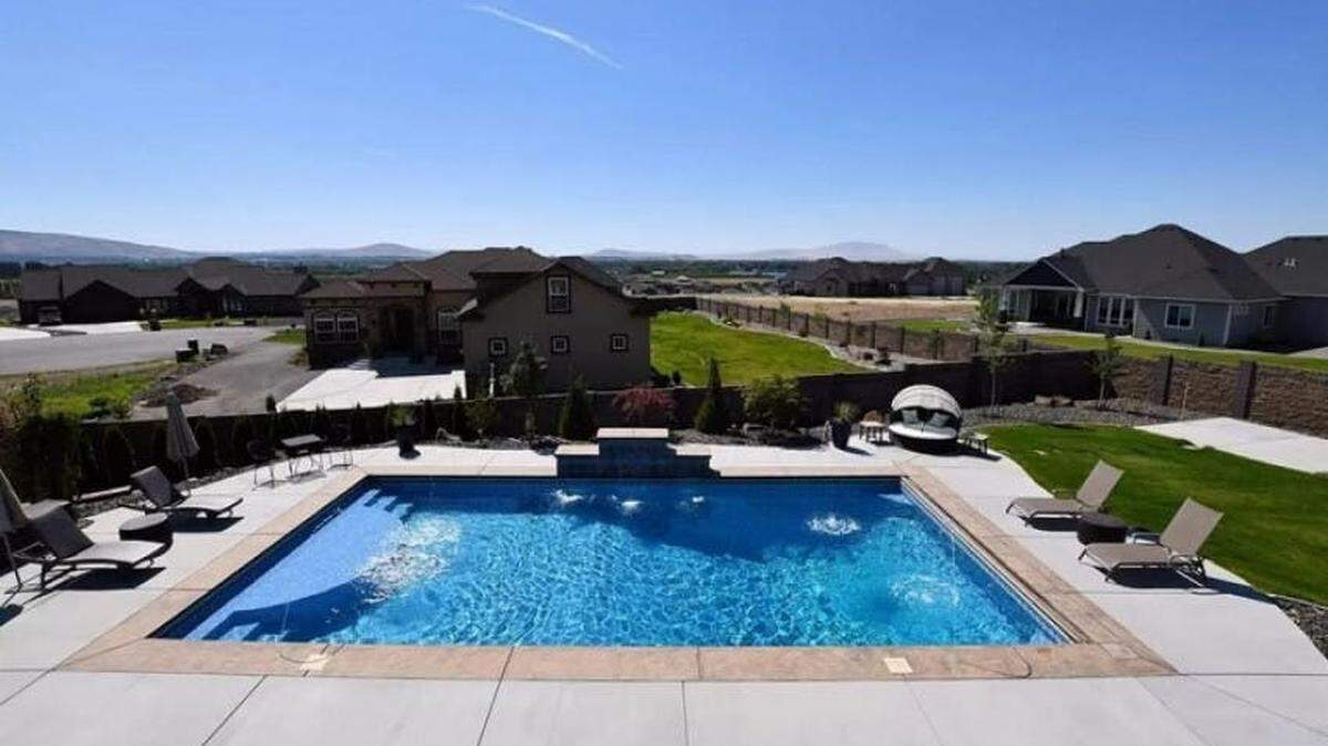 This Pasco pool is available to rent by the hour through Swimply and accommodates up to 50 guests.