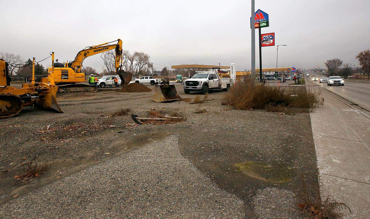 Site preparation for construction of a new 6,200-square-foot car wash with vacuum stations at Highway 395 and West 7th Avenue has started. A California company plans to build Surf Thru Express Car Wash on the vacant lots at 610 and 624 S. Ely St. in Kennewick.