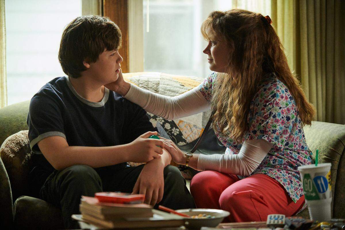 Owen Asztalos (”Young J.D. Vance”) and Amy Adams (”Bev”) in “Hillbilly Elegy.”