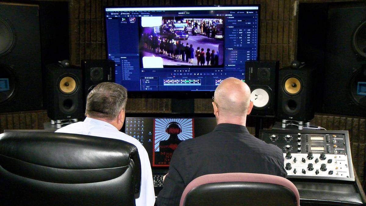 Host Judge Brendan Sheehan (L) analyzing the Zapruder Film with operator Chris Keffer (R).