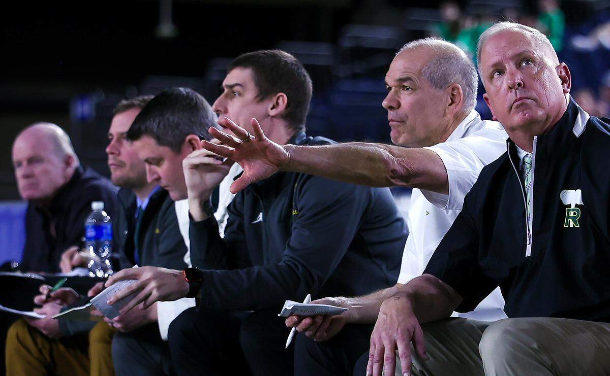 Richland head coach Earl Streufert, right, watches the scoreboard during the final moments of the Bombers’ 76-62 win over West Valley in the WIAA Class 4A boys state basketball quarterfinals March 5, 2026, at the Tacoma Dome in Tacoma. Assistant coaches Bruce Robertson, Austin Cook, Dyland Radliff and Danny Taasevign sit on the bench.
