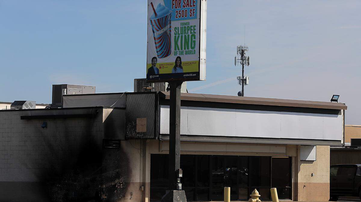 Kennewick firefighters saved the former Slurpee King 7-Eleven store from interior damage after a fire started Sunday afternoon outside the building at 3606 W. Clearwater Avenue. Firefighters found a couch burning outside the building, sending flames and heavy smoke up the building’s block wall toward the front overhang of the store before it was extinguished.