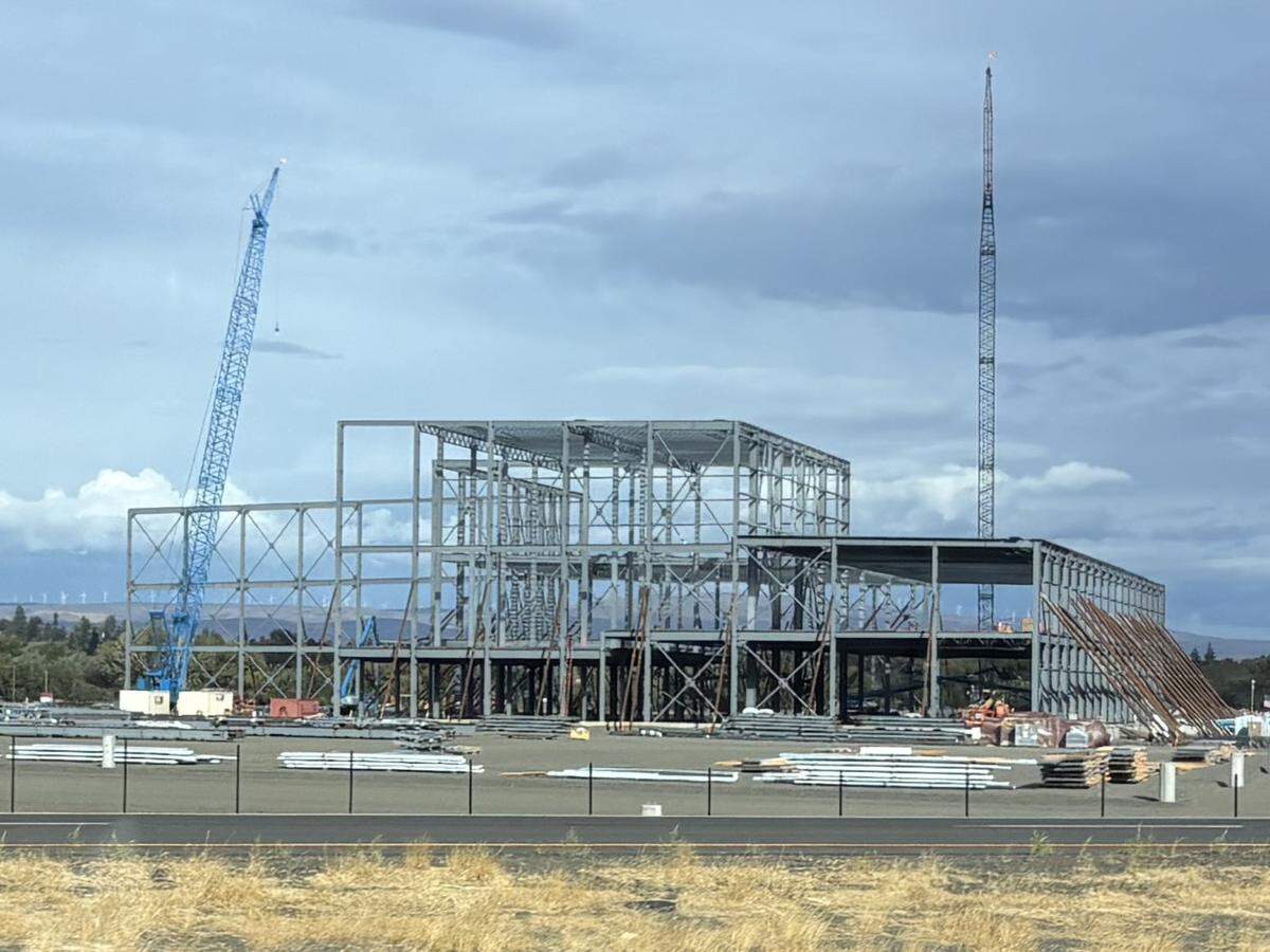 WinCo Foods warehouse under construction at Ellensburg.
