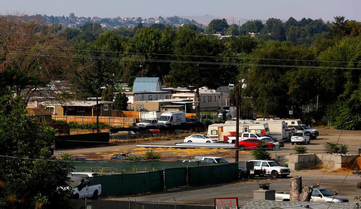 The city of Kennewick is working with the Kennewick Housing Authority to develop an affordable housing apartment complex on land now used to store vehicles and other items at its 10th Avenue shops.