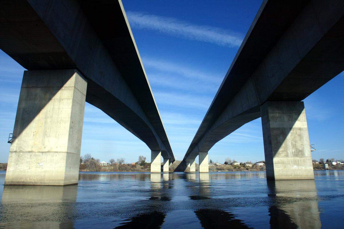 The Interstate 182 bridges cross the Columbia River between Pasco and Richland.