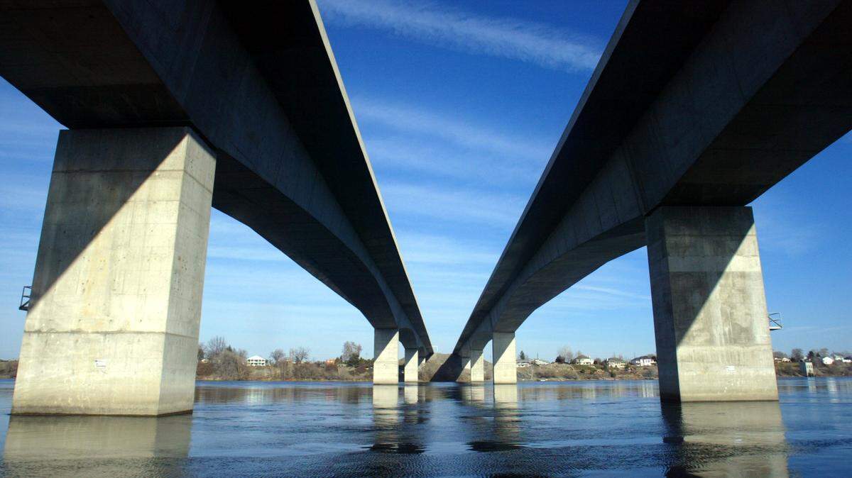 The Interstate 182 bridges cross the Columbia River between Pasco and Richland.