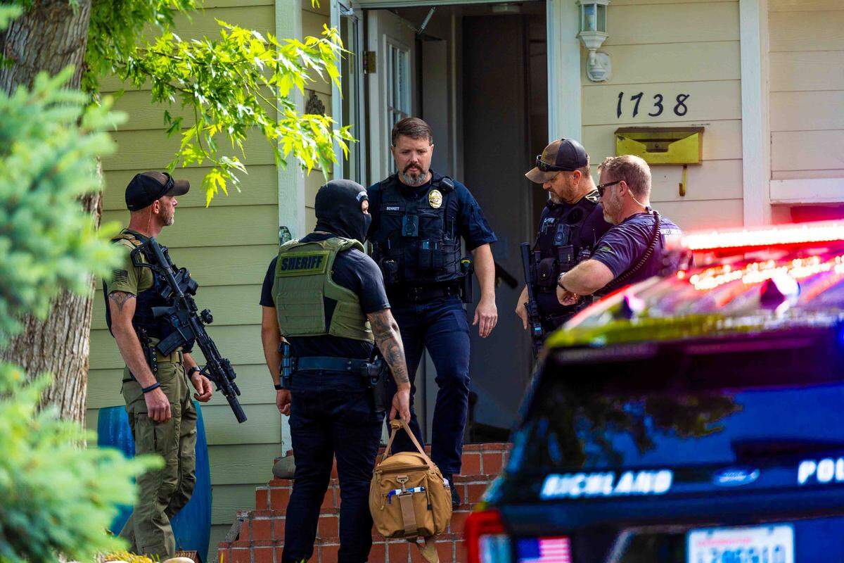 Tri-City Metro Drug Task Force officers search a home in the 1700 block of Gaillard Place in Richland on Wednesday.