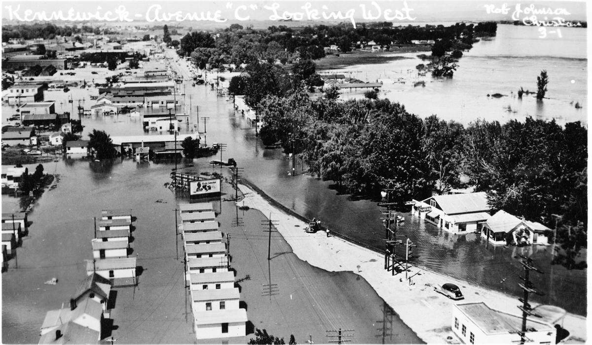 An aerial view of Avenue C in Kennewick during the flood of 1948.