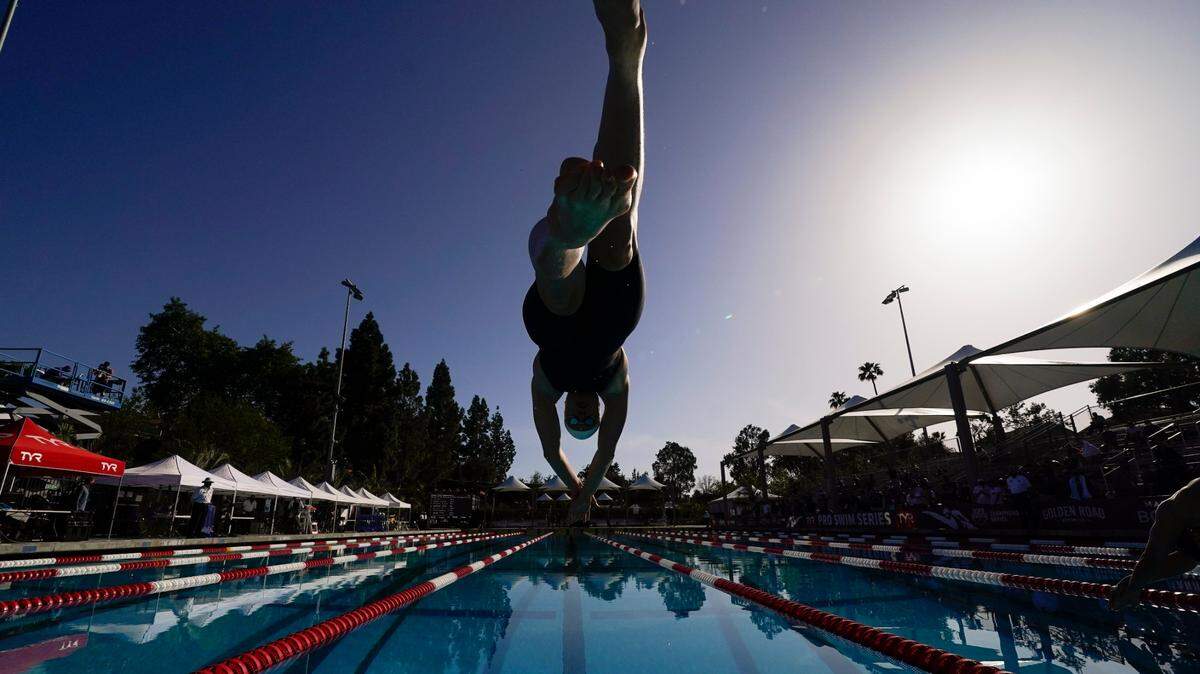 Lisa Bratton dives in at the start of the women’s 200 meter freestyle prelim at the TYR Pro Swim Series swim meet in April 2021.