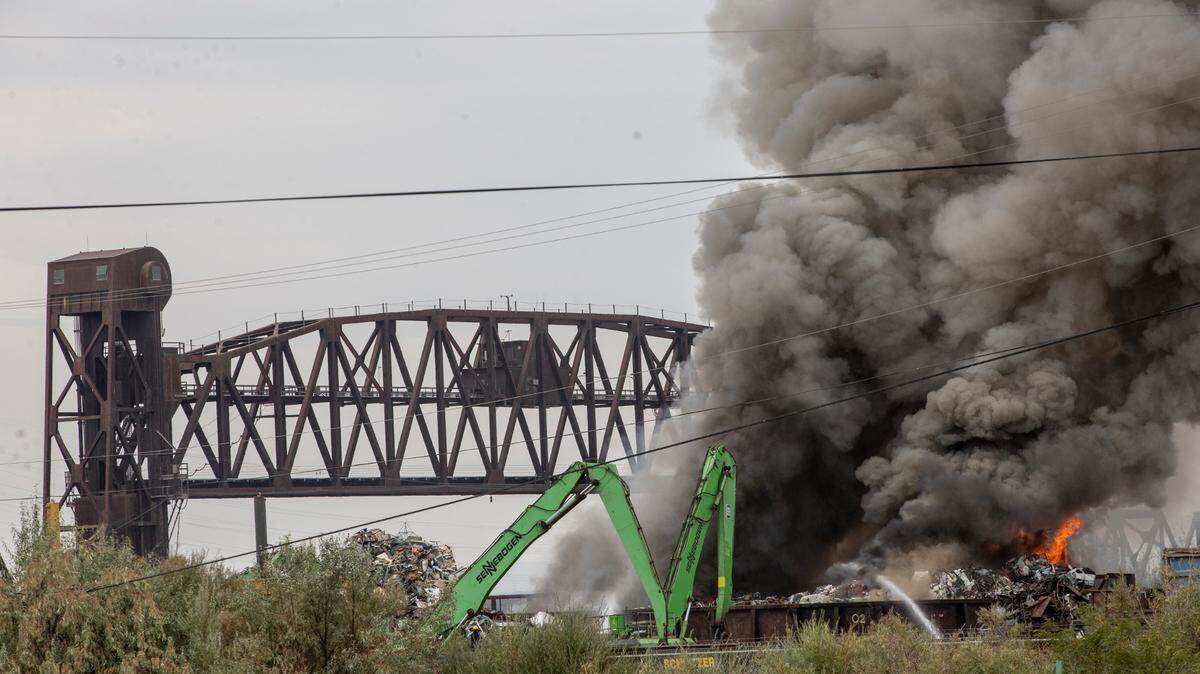 A barge loaded with scrap metal near the mouth of the Snake River east of Pasco was sending up an ugly black plume of smoke on Tuesday. The barge is docked at the Port of Walla Walla in Burbank just off Highway 12. The Washington state Department of Ecology was called in case there was a spill into the water.