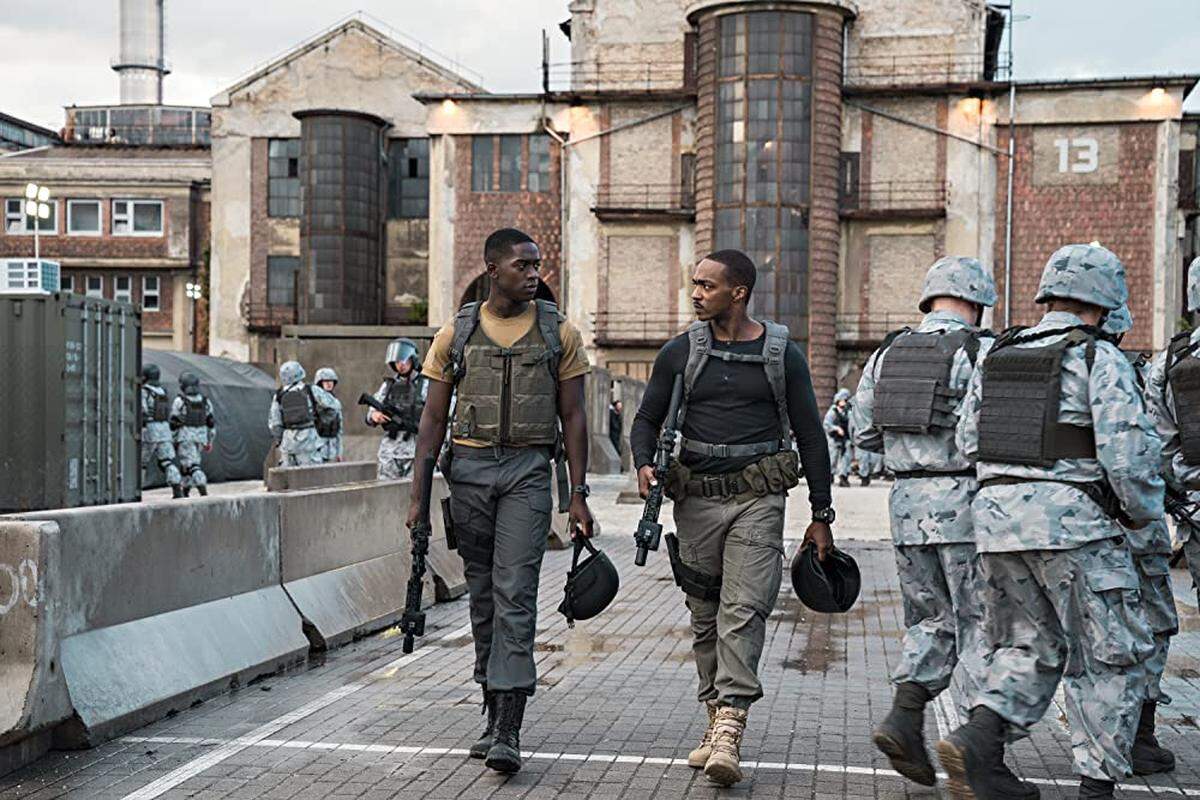 Damson Idris and Anthony Mackie in “Outside the Wire.”