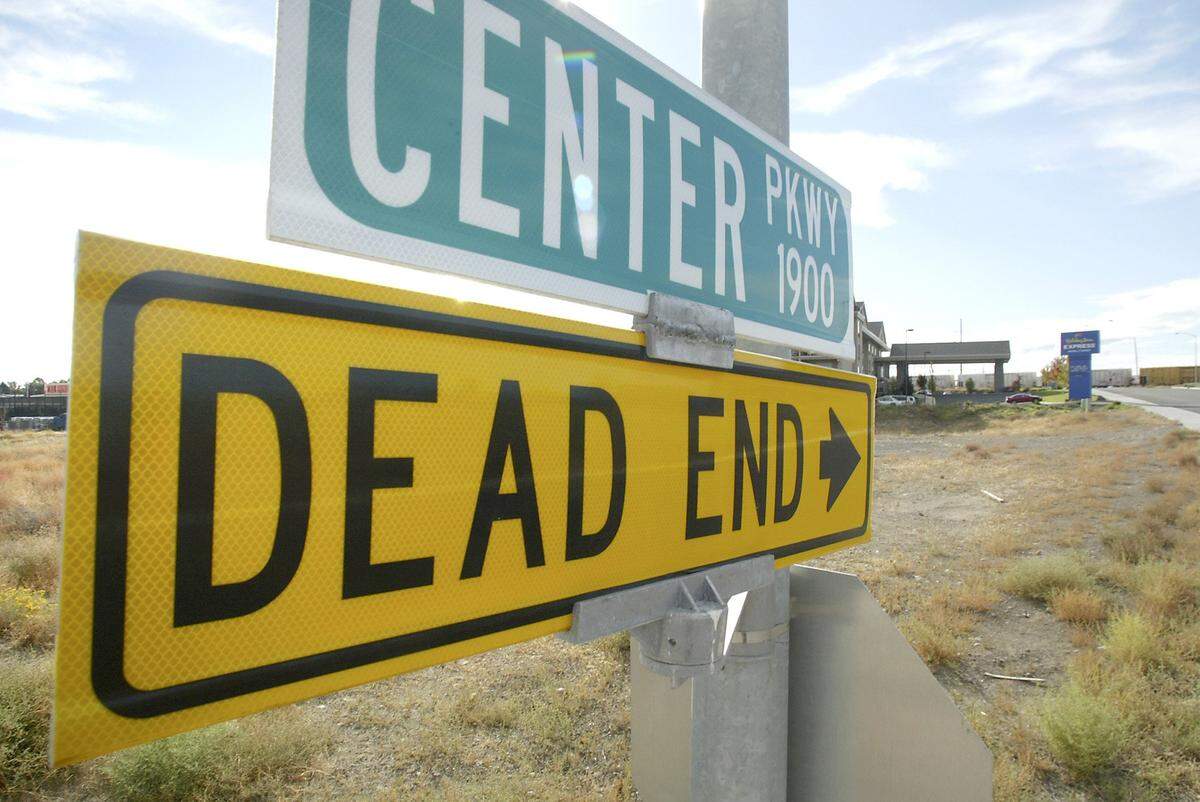 The Port of Benton is moving to evict Tri-City Railroad in the latest effort to extend Center Parkway across its railroad tracks to Tapteal Drive.