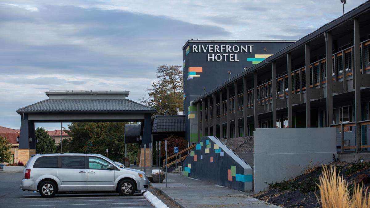 An Oregon-based developer is looking to convert Richland’s Riverfront Hotel into apartments as part of a plan that could also include a wine village and more.