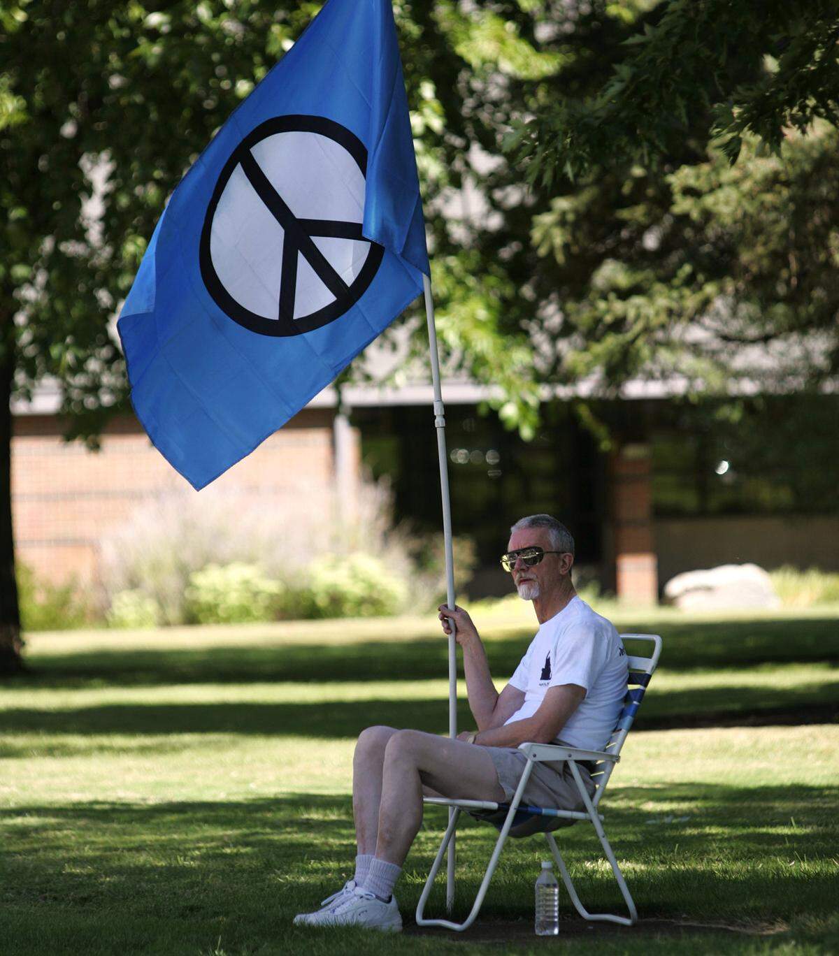 Jim Stoffels of Richland holds a silent prayer vigil for peace in John Dam Plaza in Richland in 2006.
