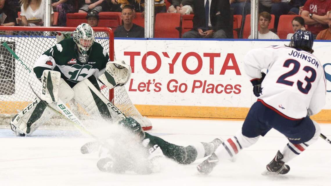 Ams can't capitalize on home ice, will face elimination in Everett