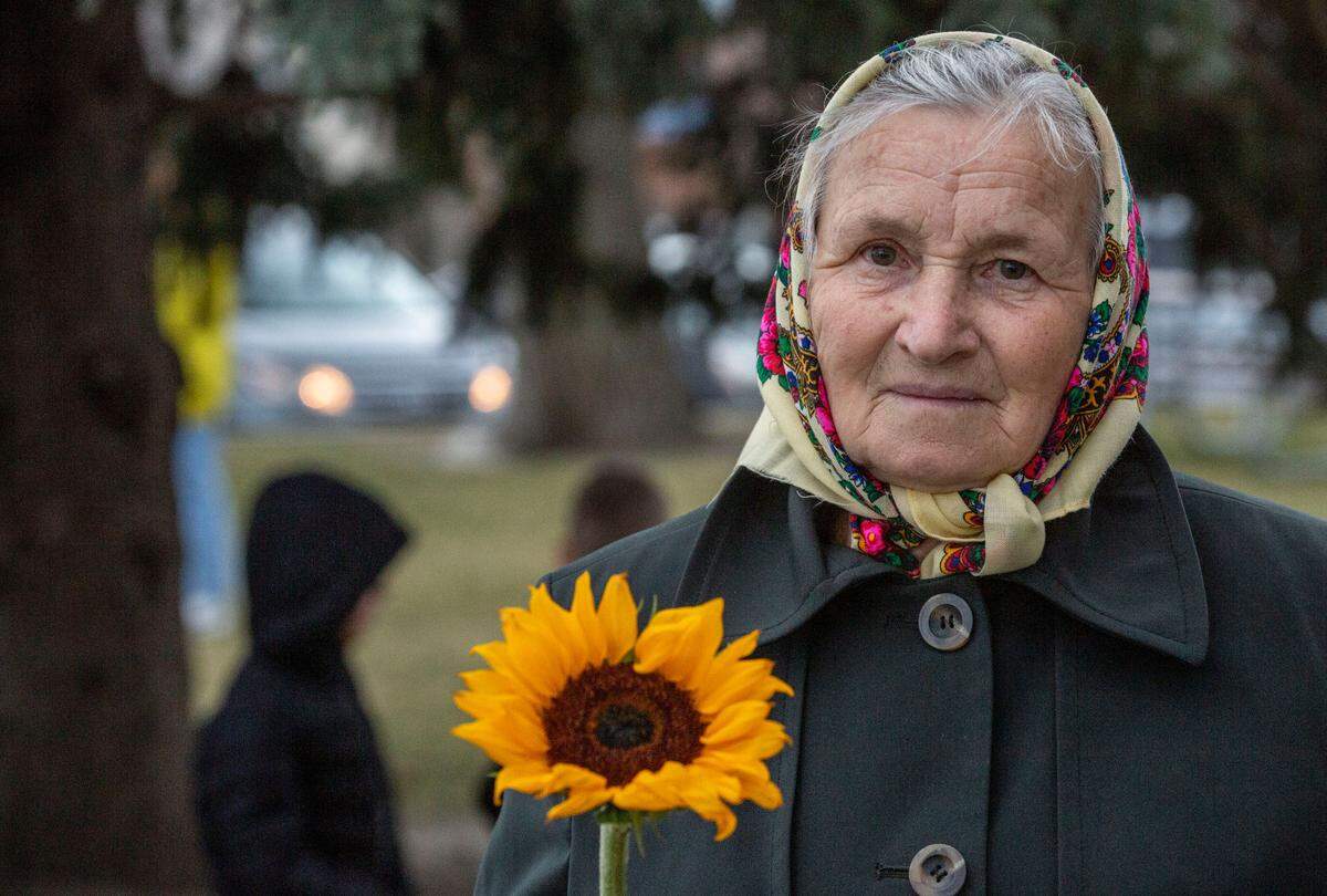 Clanazda Ulyana, 77, holds a sunflower, the national flower of Ukraine, as a sign of solidarity with her embattled homeland during a recent protest in Richland.