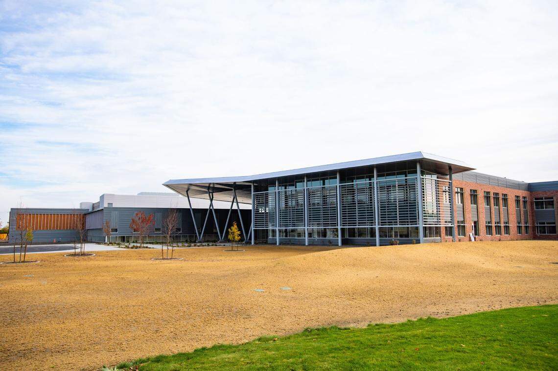 PNNL’s Energy Sciences Center is a new 140,000-square-foot facility for collaborative research to accelerate scientific discovery in chemistry, materials science and computing. The Department of Energy provided $90 million for the facility and the state of Washington is funding $8 million of specialized scientific instrumentation, in addition to funding from Battelle Memorial Institute and PNNL.
