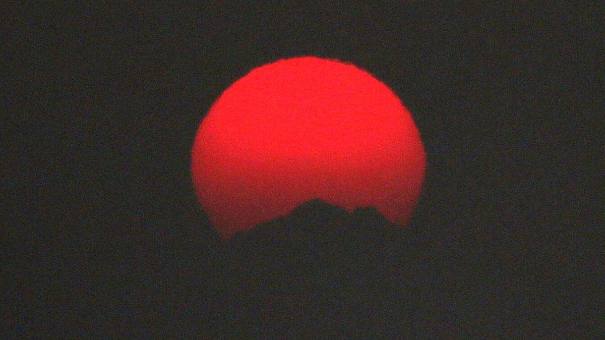 Scorching weather has prompted the National Weather Service to issue an excessive heat warning across Eastern Washington.