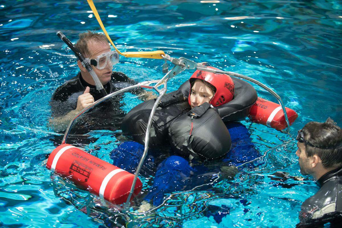 During water survival refresher training in 2017 at NASA Johnson Space Center’s Neutral Buoyancy Laboratory in Houston, NASA astronaut candidate Kayla Barron was guided through training by divers.