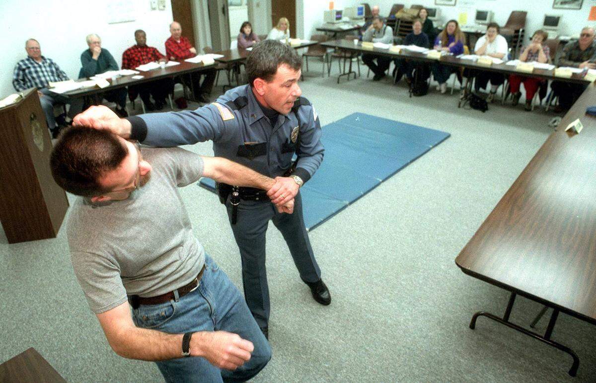 Officer Ben Majetich, then the head of Pasco Police Department’s defensive tactics, leads a citizens academy class in 1989.