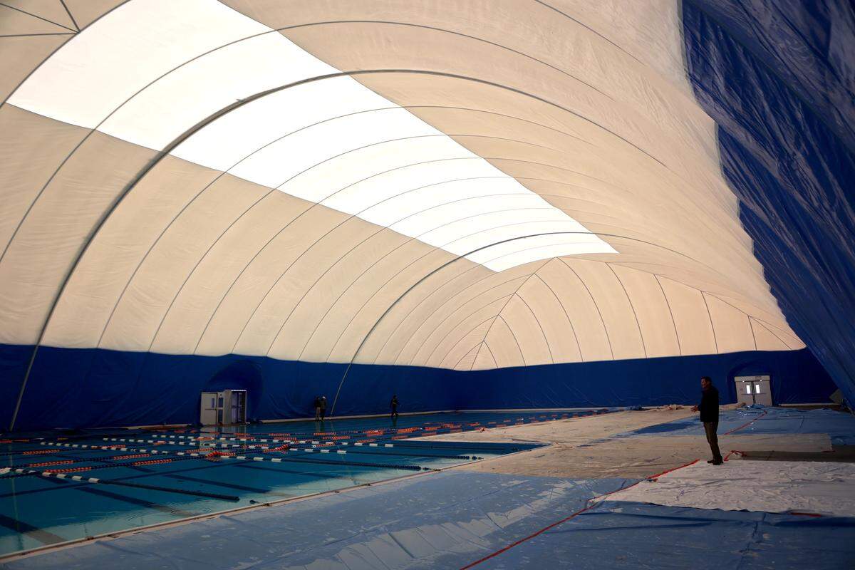 A look inside the new bubble inflated over Memorial Pool in Pasco