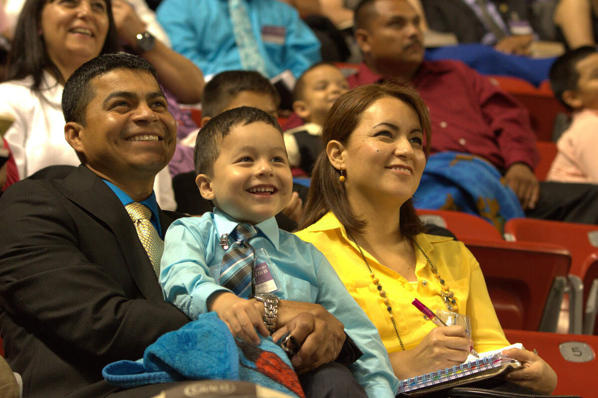 A family attends a previous Jehovah’s Witnesses global convention.