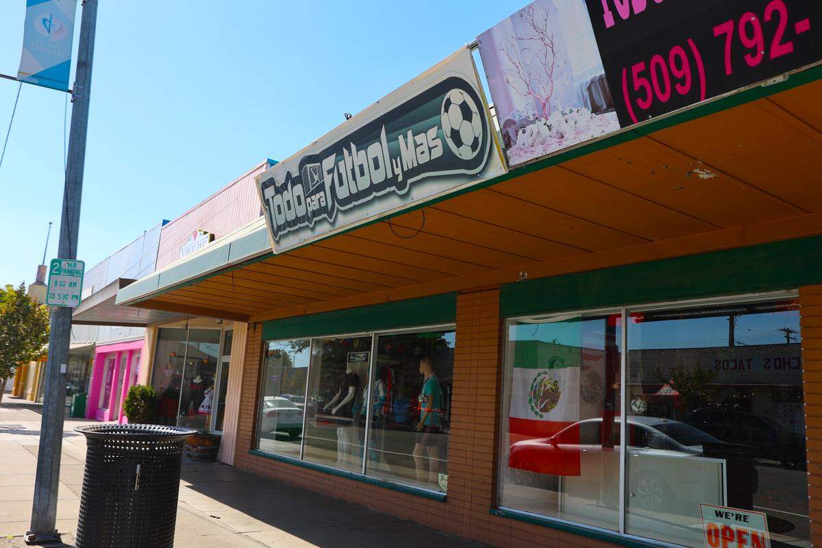 Todo Para Fútbol is a soccer store in downtown Pasco.