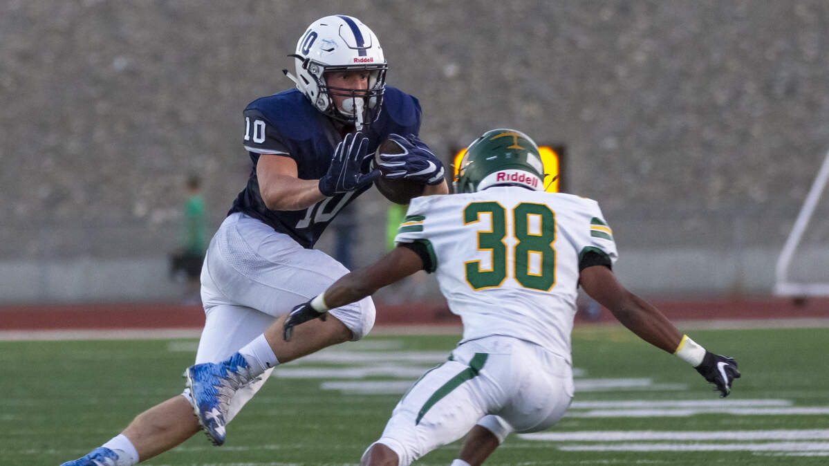 Chiawana running back Gabe Schilz (10) tries to find a way to slip past Richland defender Dhuanye Guice.