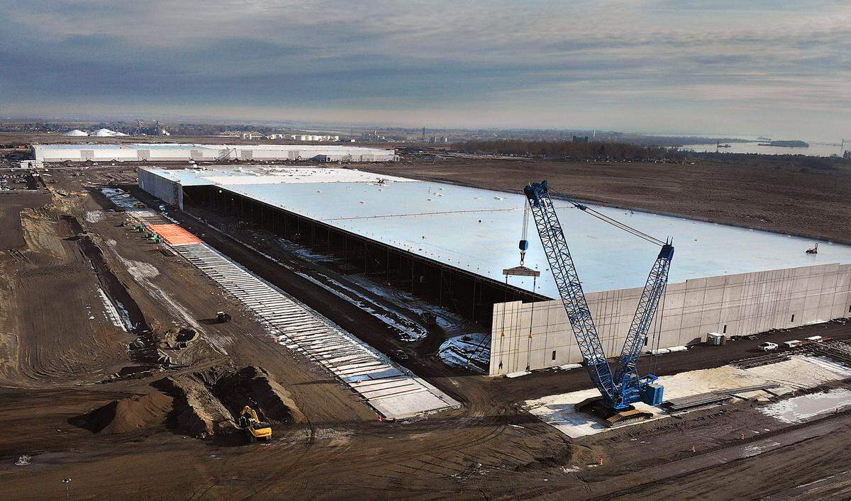 The two new massive Amazon warehouses under construction cross the road from each other on South Road 40 East, between A Street Sacajawea Park Road in East Pasco will handle different types of products. The 1,500 new workers needed for the warehouses will make the company one of the largest employers in the Tri-Cities.