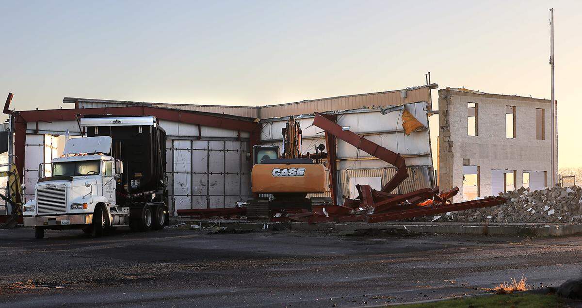 The Port of Kennewick is demolishing the former fixed base operations building at Vista Field.