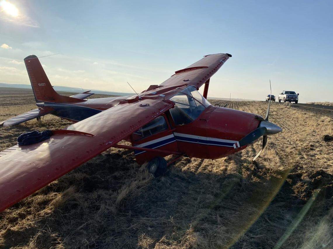 A small single-engine airplane made a hard landing in a farm field north of Kahlotus on Tuesday afternoon.